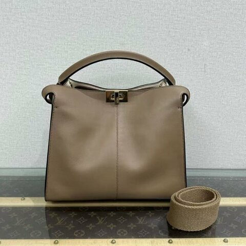 ✨FENDI Peekaboo銀扣手提肩背包30*24*15  98新配件塵袋