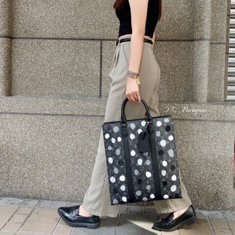 LV 草間彌生聯名款黑原花圓點琴譜包 M46404