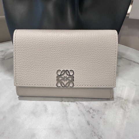 Loewe沙色牛皮PufferAnagrm銀釦6卡三折短夾