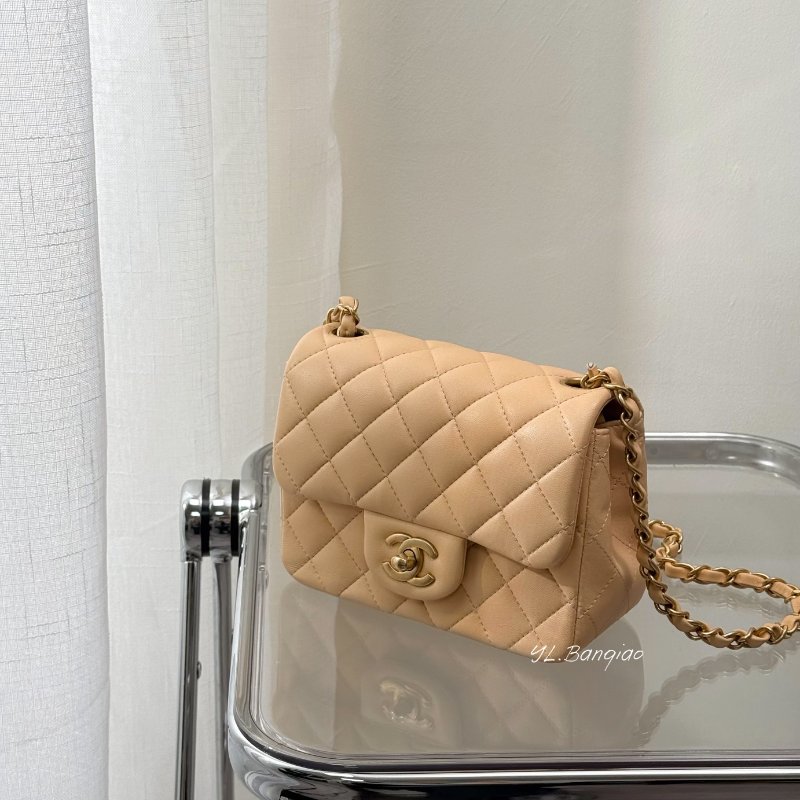 CHANEL奶茶色羊皮金釦方胖子A35200-0