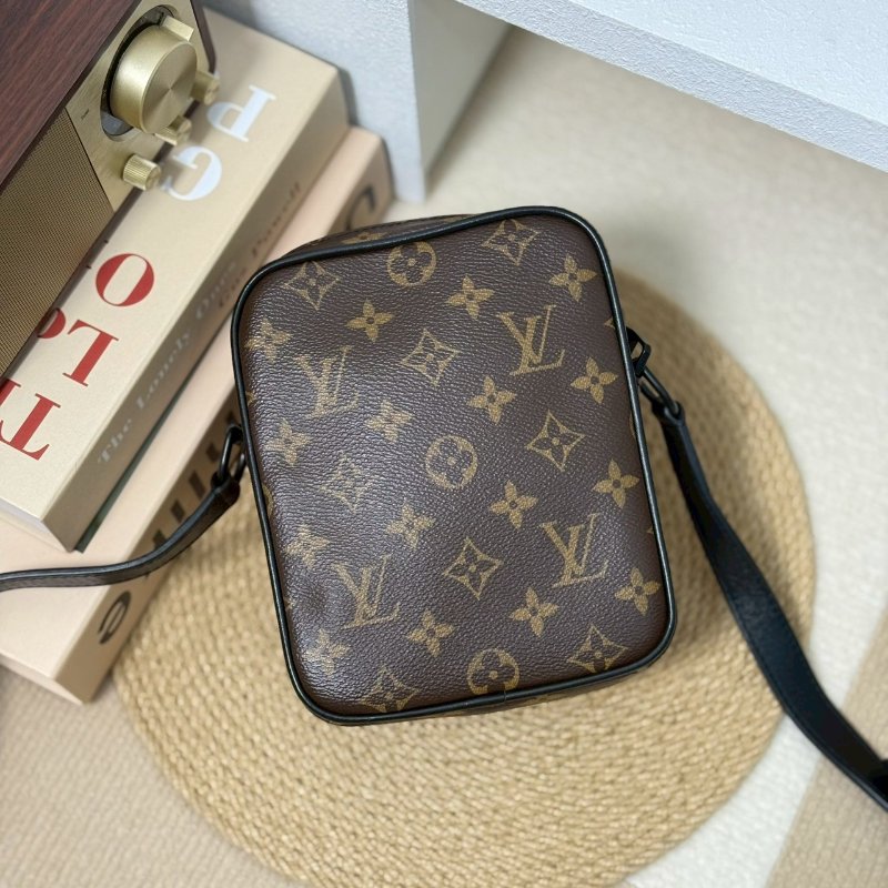(🤍已售出/可私訊預定)🏷️LV.Christopher 老花相機包 M69404-1