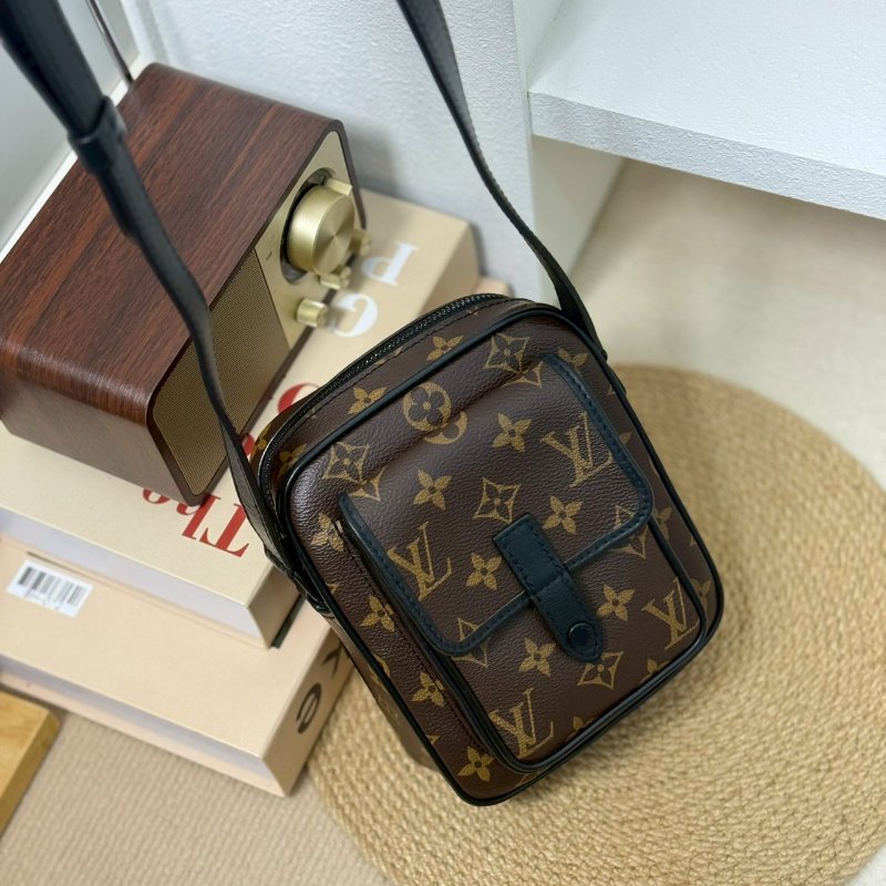 (🤍已售出/可私訊預定)🏷️LV.Christopher 老花相機包 M69404-2