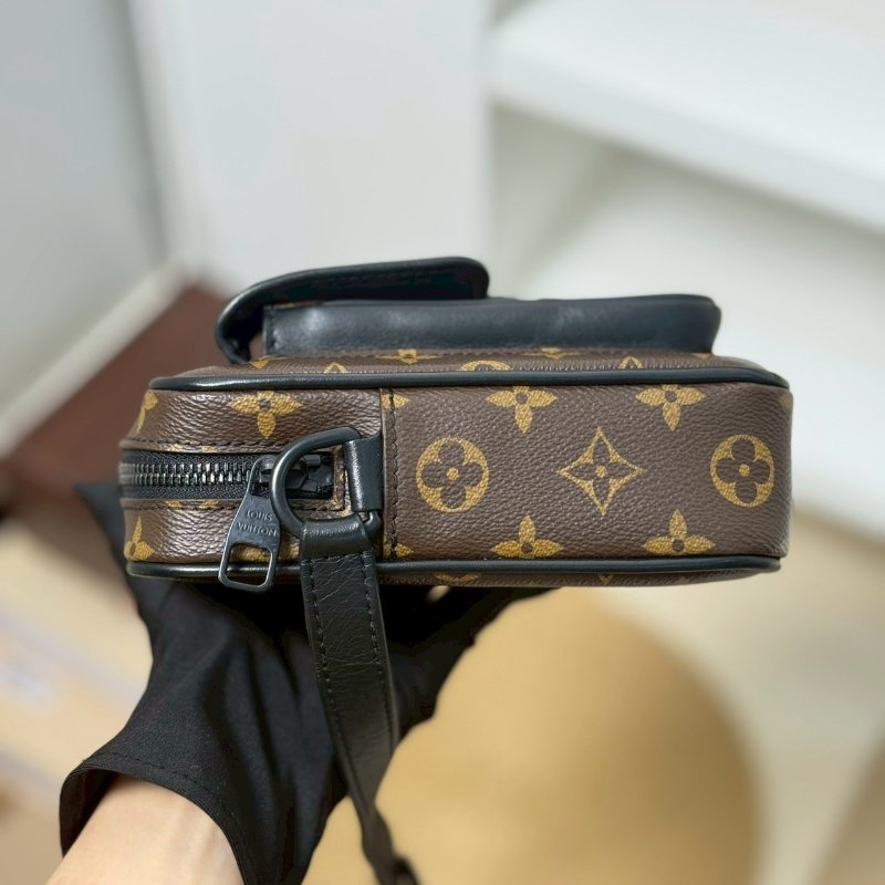 (🤍已售出/可私訊預定)🏷️LV.Christopher 老花相機包 M69404-3