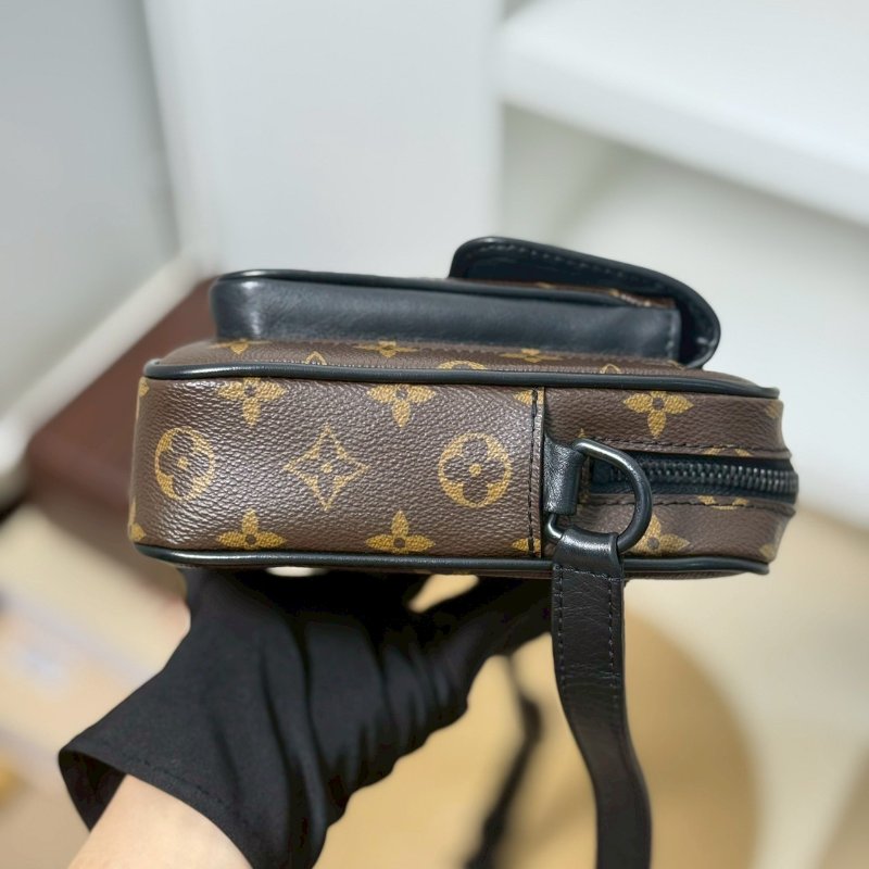 (🤍已售出/可私訊預定)🏷️LV.Christopher 老花相機包 M69404-4