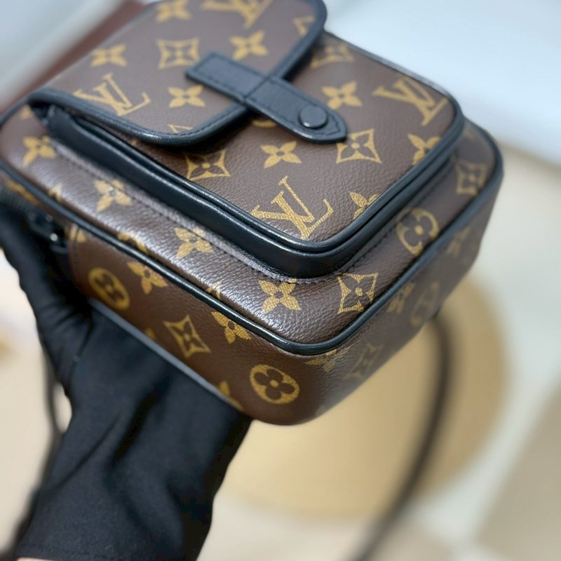 (🤍已售出/可私訊預定)🏷️LV.Christopher 老花相機包 M69404-5