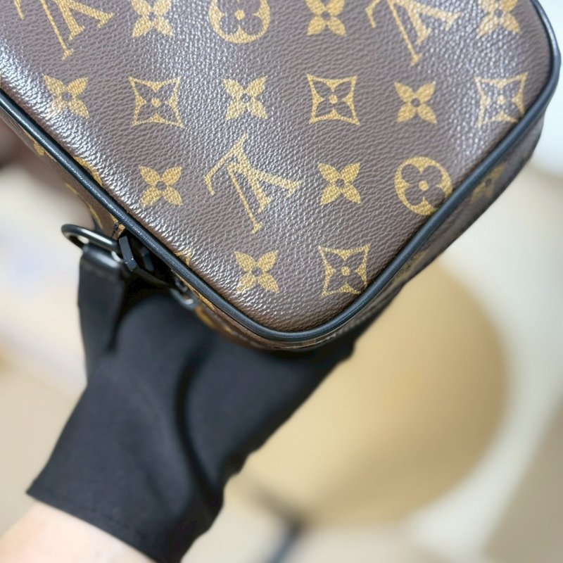(🤍已售出/可私訊預定)🏷️LV.Christopher 老花相機包 M69404-11