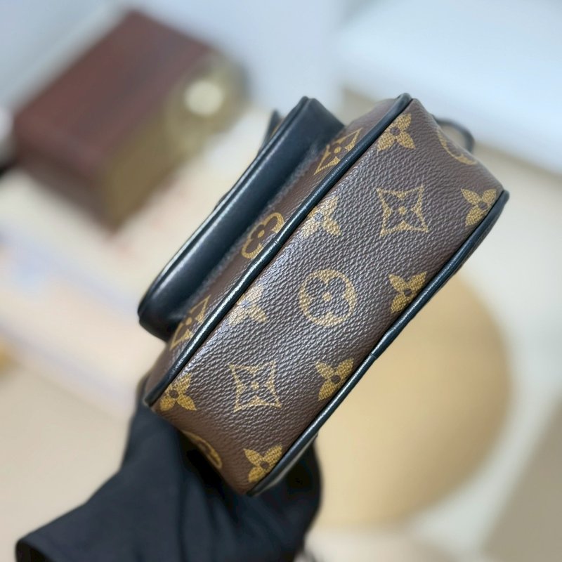 (🤍已售出/可私訊預定)🏷️LV.Christopher 老花相機包 M69404-13