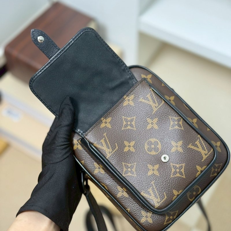 (🤍已售出/可私訊預定)🏷️LV.Christopher 老花相機包 M69404-16