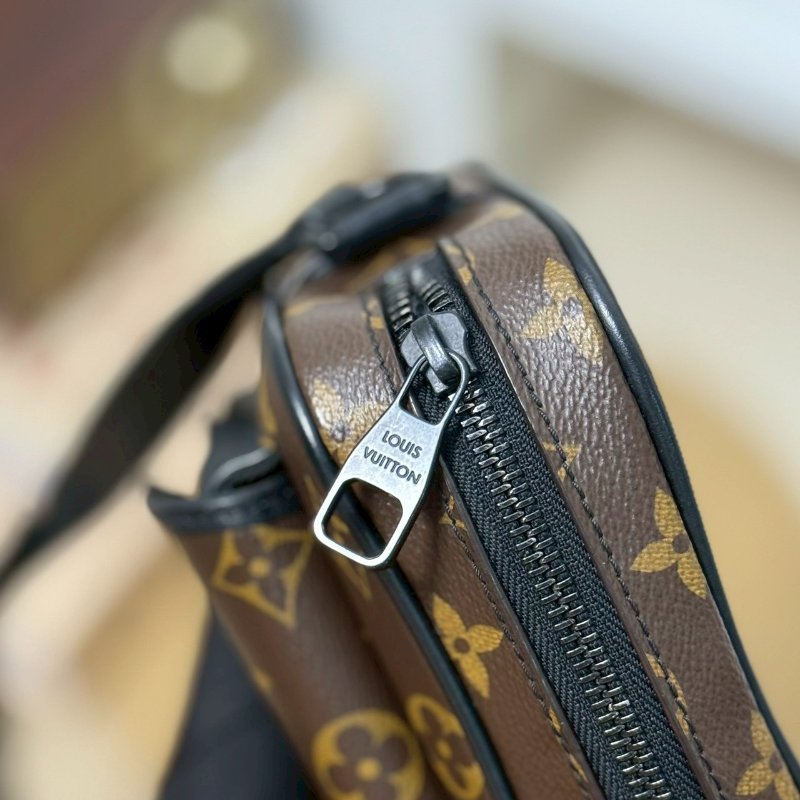 (🤍已售出/可私訊預定)🏷️LV.Christopher 老花相機包 M69404-18