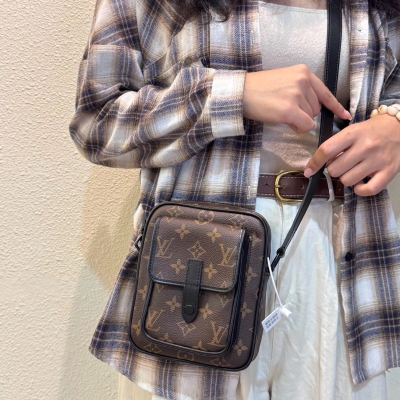 (🤍已售出/可私訊預定)🏷️LV.Christopher 老花相機包 M69404-26