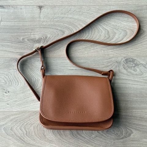 Longchamp LE FOULONNÉ 馬鞍斜背包，已停產的中號尺寸，經典金棕色