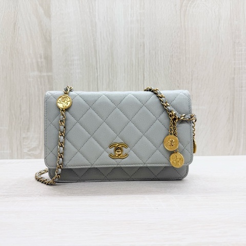CHANEL 淺灰色荔枝皮金釦金幣WOC/AP3113