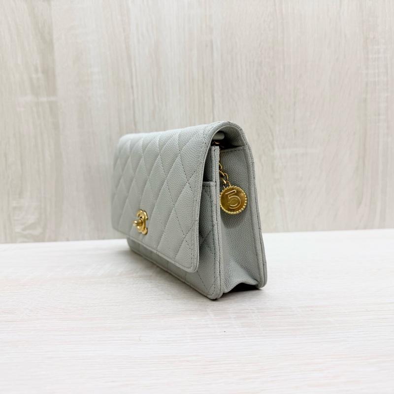 CHANEL 淺灰色荔枝皮金釦金幣WOC/AP3113-2