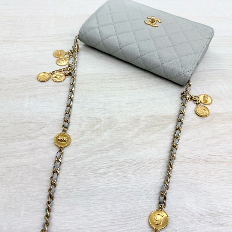 CHANEL 淺灰色荔枝皮金釦金幣WOC/AP3113-12