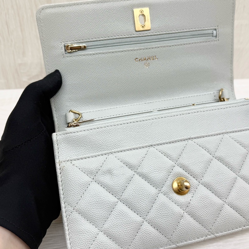 CHANEL 淺灰色荔枝皮金釦金幣WOC/AP3113-15