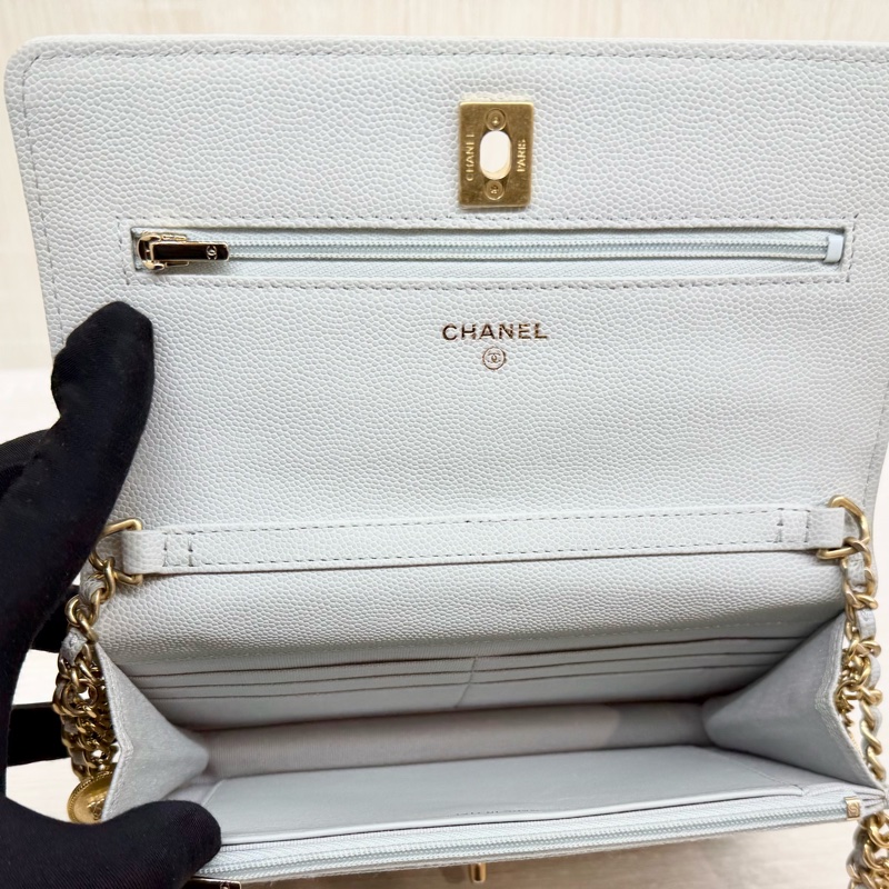 CHANEL 淺灰色荔枝皮金釦金幣WOC/AP3113-17