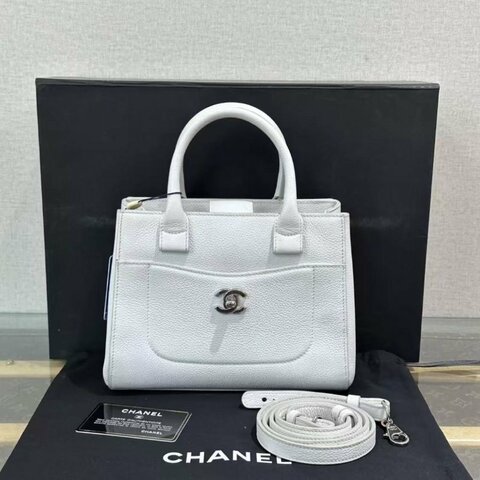 ✨CHANEL 白銀牛皮托特包 22*17*9 97新配件塵袋保卡
