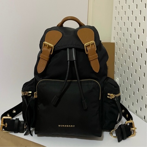 BURBERRY 雙肩包/後背包 中號黑金 mm 尺寸 二手美品