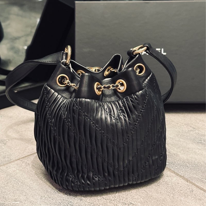 Chanel黑金全牛皮斜挎水桶包🈶購證 全配🉑送禮 15萬入手 甜甜割愛❤️-6