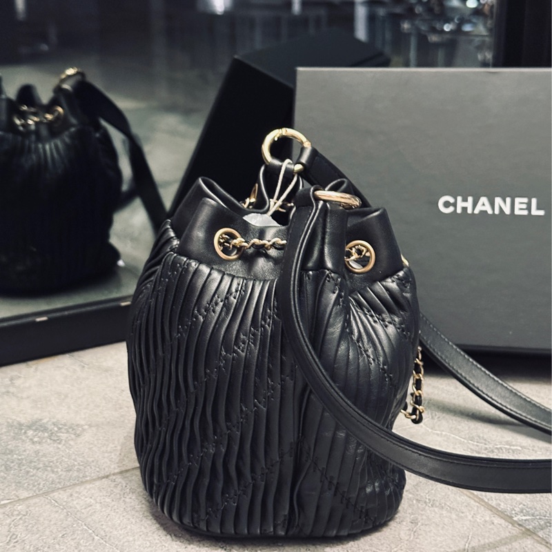 Chanel黑金全牛皮斜挎水桶包🈶購證 全配🉑送禮 15萬入手 甜甜割愛❤️-8