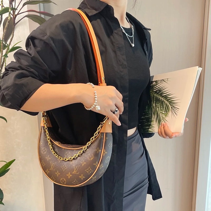 🈶購證 #99新全配 #櫃上在售10萬 Lv loop老花月亮腋下包🔥-0