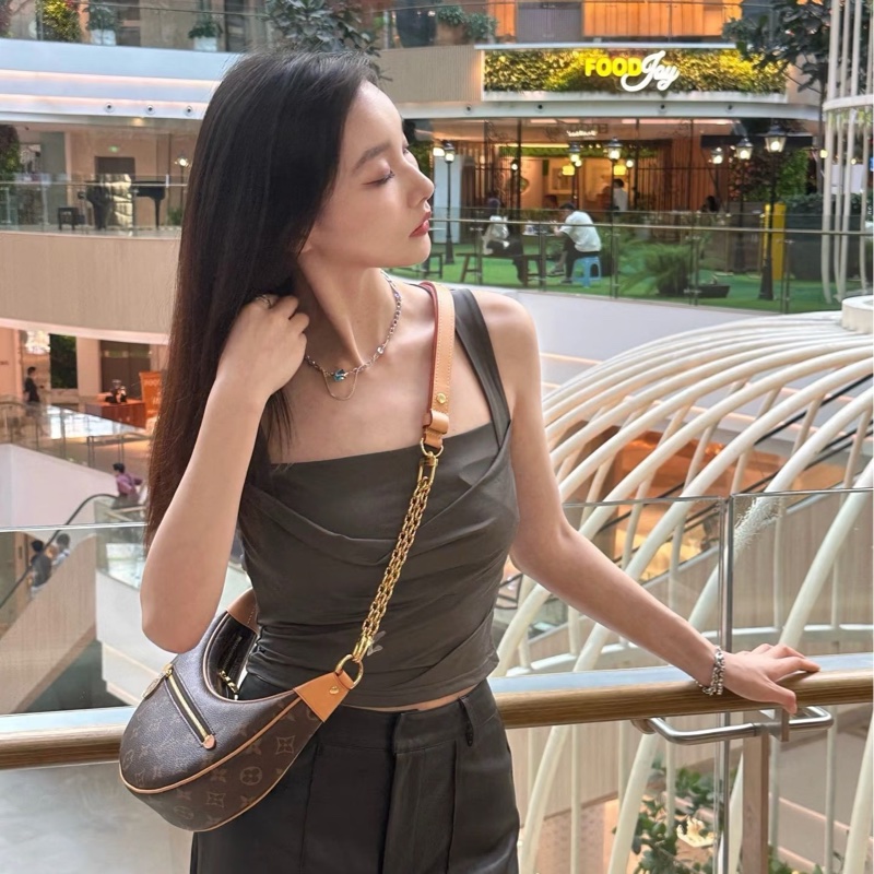 🈶購證 #99新全配 #櫃上在售10萬 Lv loop老花月亮腋下包🔥-1