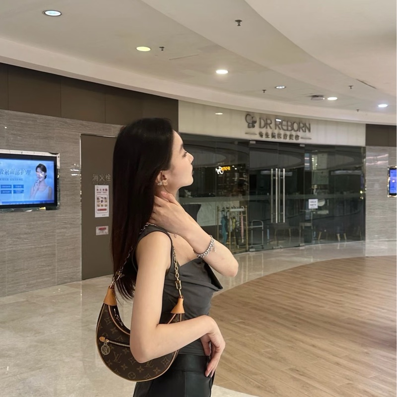 🈶購證 #99新全配 #櫃上在售10萬 Lv loop老花月亮腋下包🔥-8