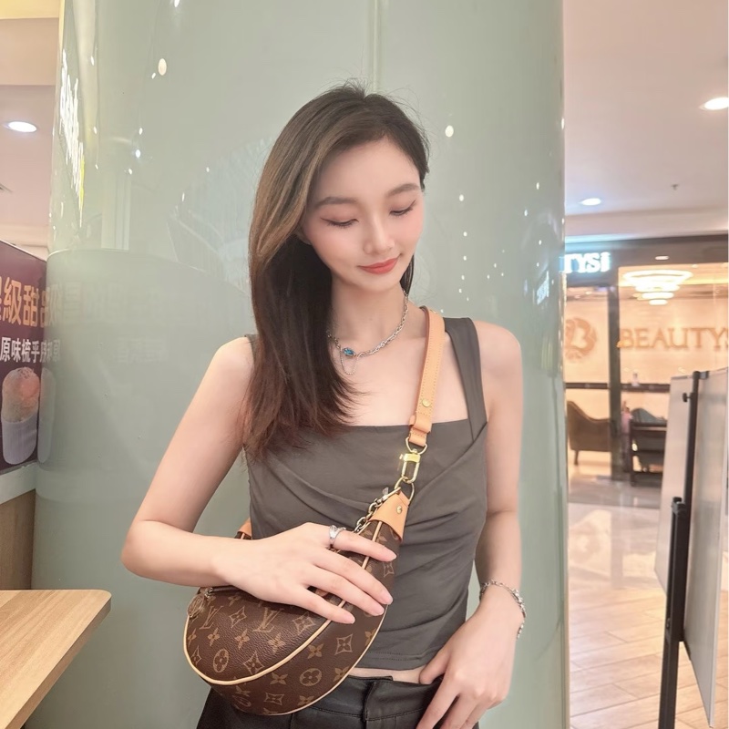 🈶購證 #99新全配 #櫃上在售10萬 Lv loop老花月亮腋下包🔥-9