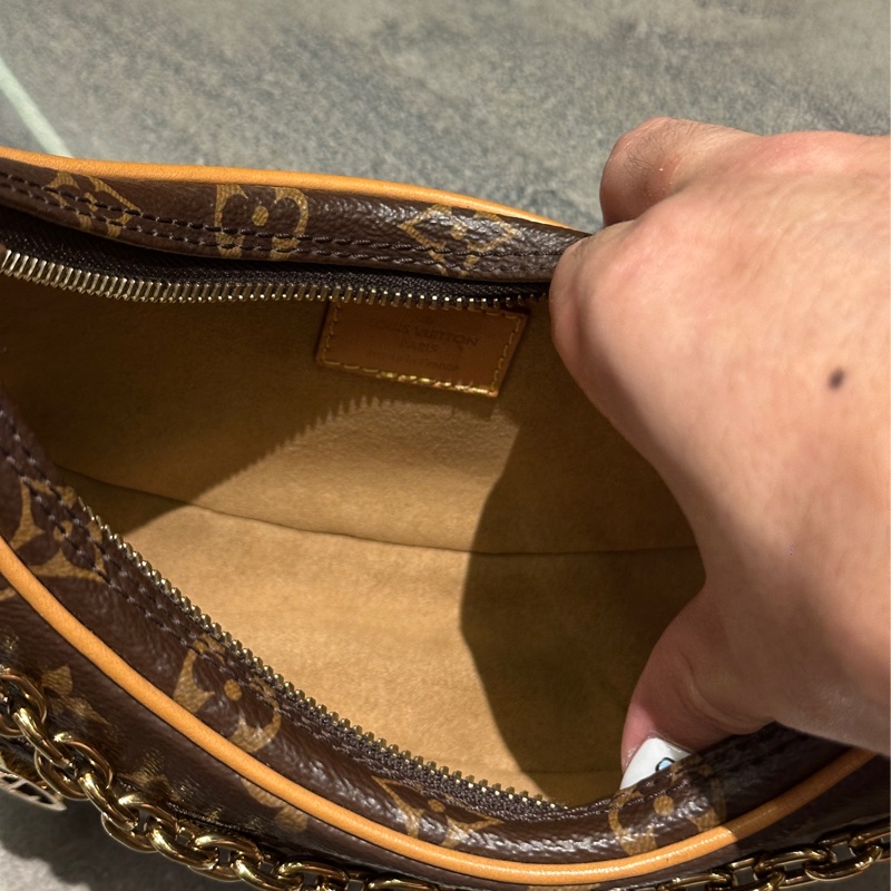 🈶購證 #99新全配 #櫃上在售10萬 Lv loop老花月亮腋下包🔥-18