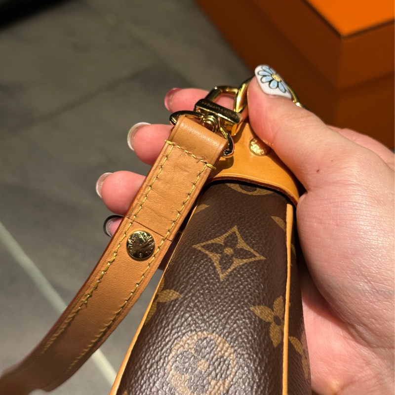 🈶購證 #99新全配 #櫃上在售10萬 Lv loop老花月亮腋下包🔥-21