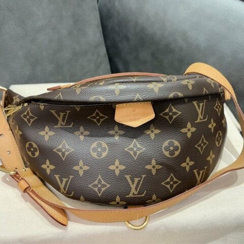 LV老花Bumbag 很新 尺寸37*14*13cm，18年