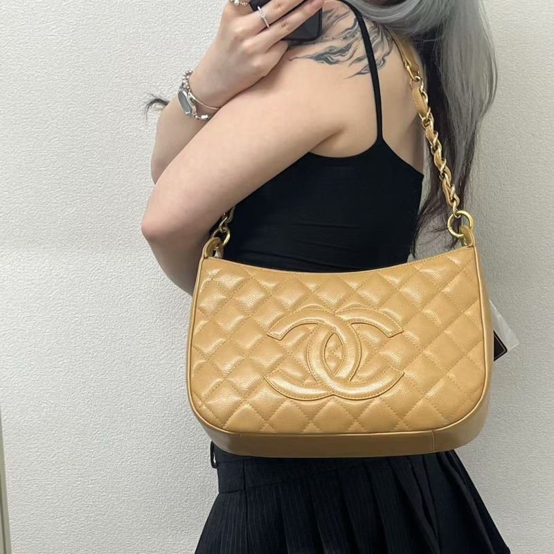 「JL精品代購」香奈兒奶茶金牛皮Jennie同款羊角腋下包-1