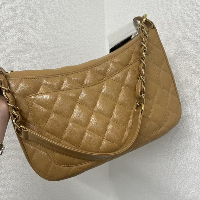 「JL精品代購」香奈兒奶茶金牛皮Jennie同款羊角腋下包-4