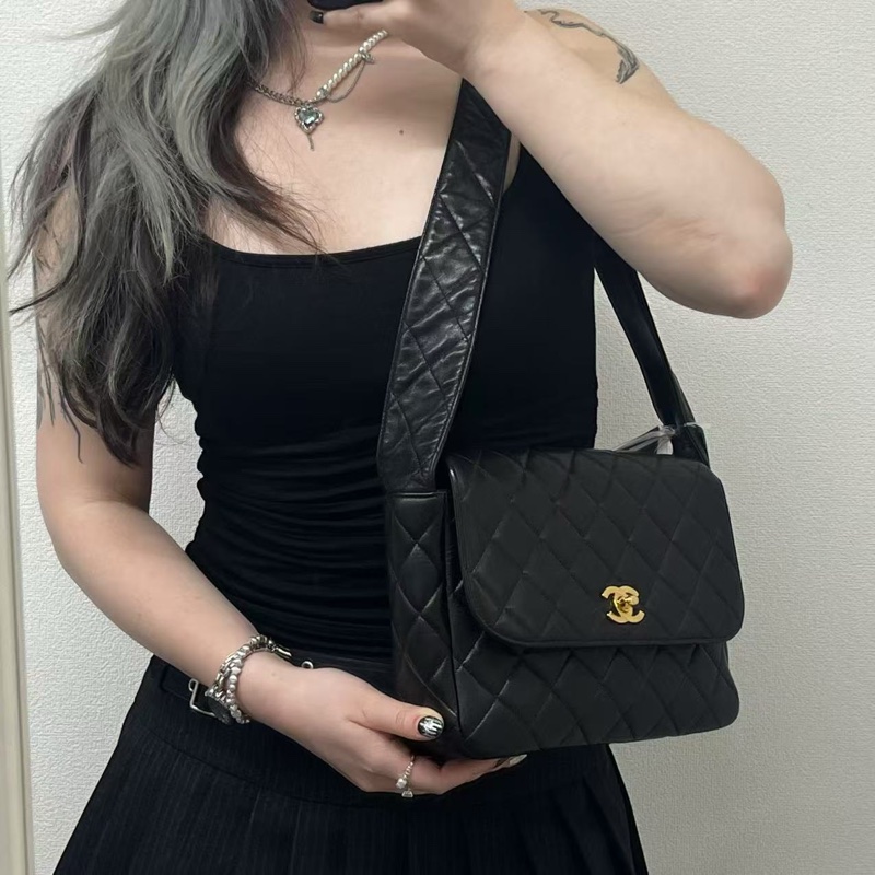 「JL精品代購」香奈兒黑金羊皮書包扣寬單肩油差包-1