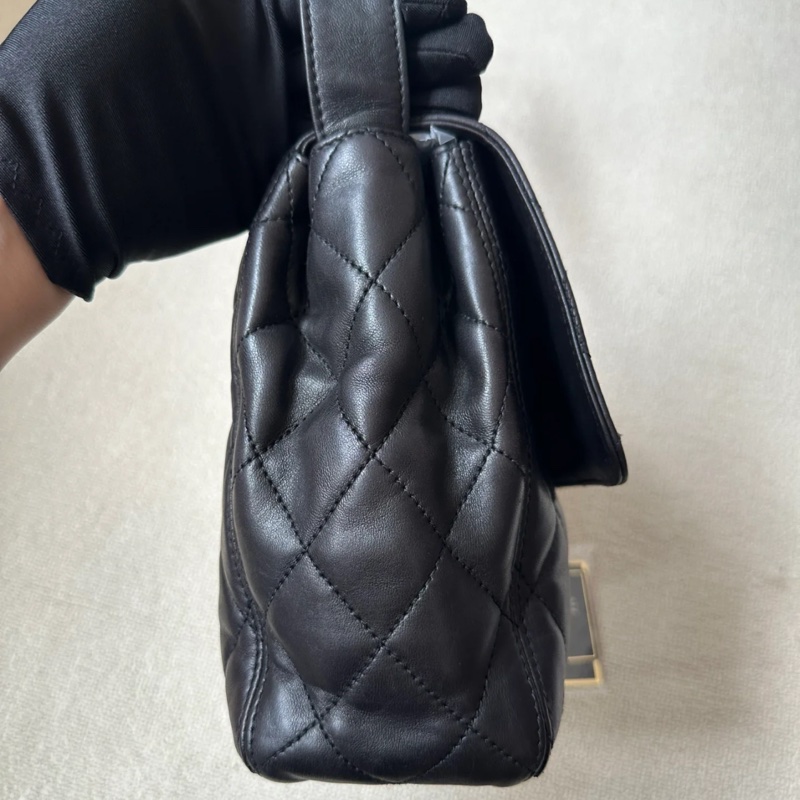 「JL精品代購」香奈兒黑金羊皮書包扣寬單肩油差包-4