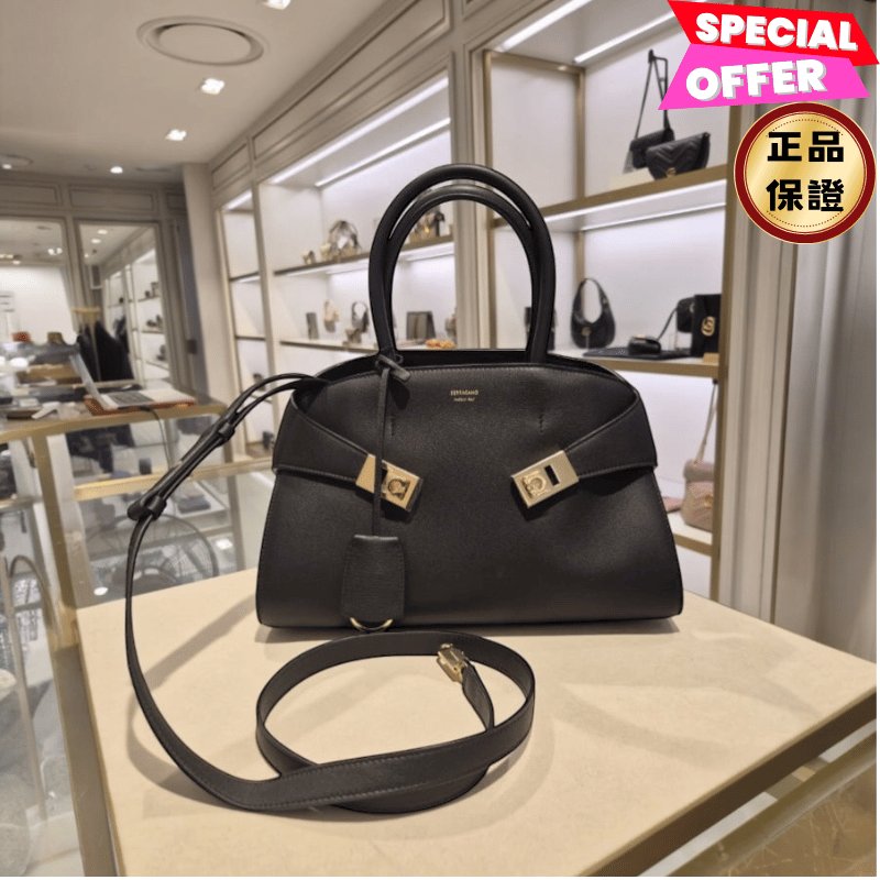 🎉新品好折扣✨Salvatore Ferragamo 766758 小款 粒紋小牛皮 Hug 包 黑色-0