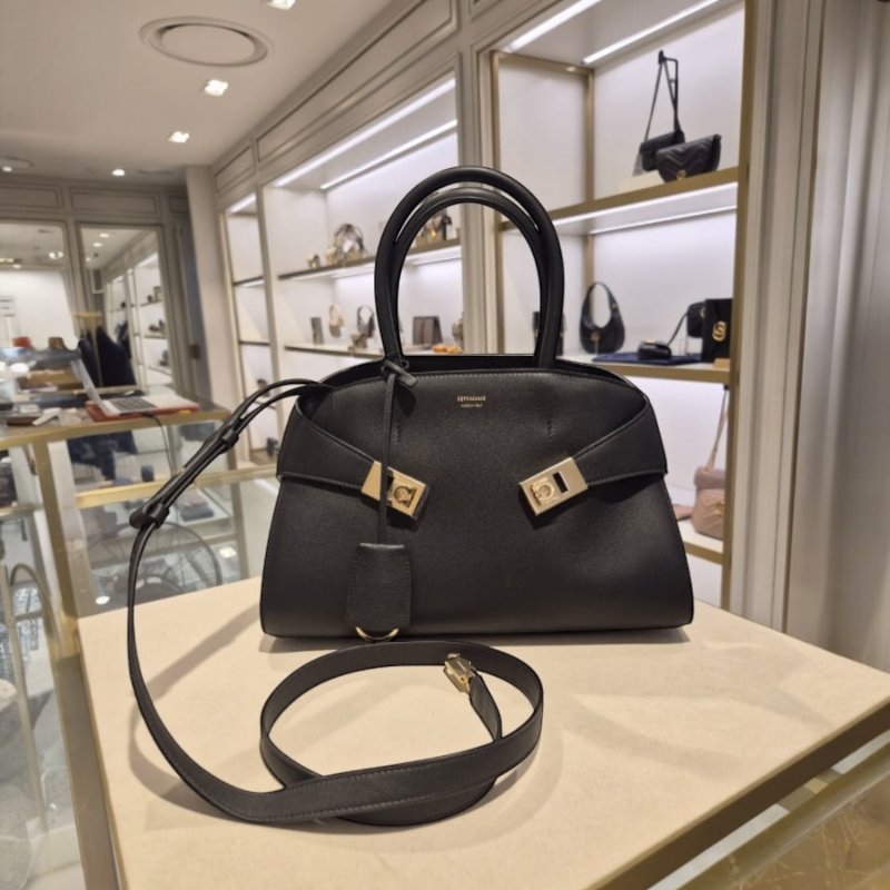 🎉新品好折扣✨Salvatore Ferragamo 766758 小款 粒紋小牛皮 Hug 包 黑色-1