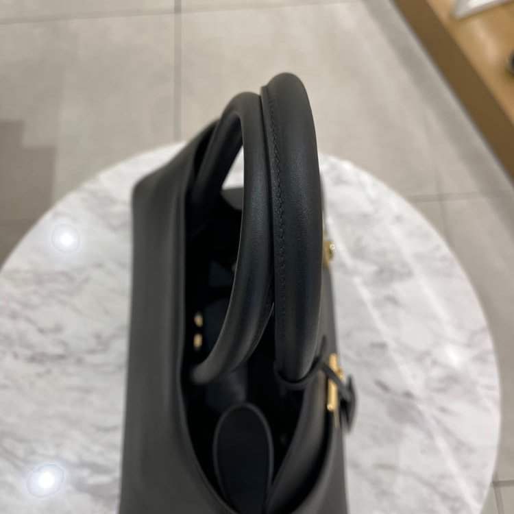 🎉新品好折扣✨Salvatore Ferragamo 766758 小款 粒紋小牛皮 Hug 包 黑色-7