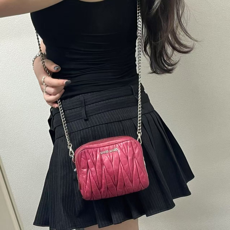 「JL精品代購」Miumiu褶皺牛皮玫粉色迷你雙層鏈條小包-1