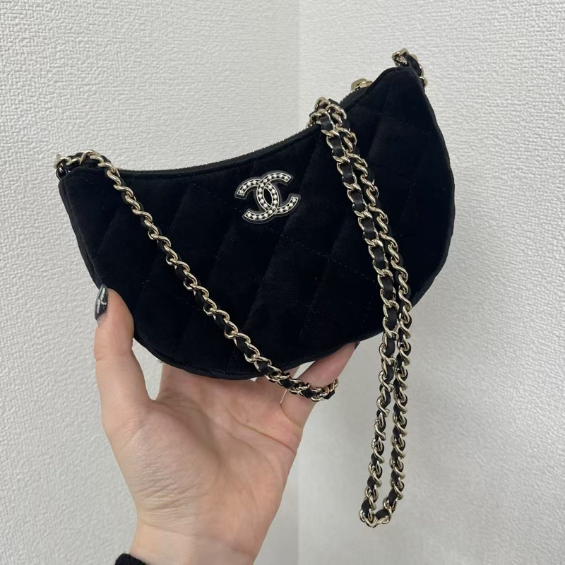 「JL精品代購」香奈兒黑金鑲鑽雙c菱格紋絲絨月牙鏈條包-0