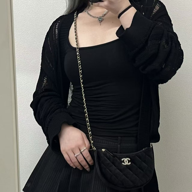 「JL精品代購」香奈兒黑金鑲鑽雙c菱格紋絲絨月牙鏈條包-1