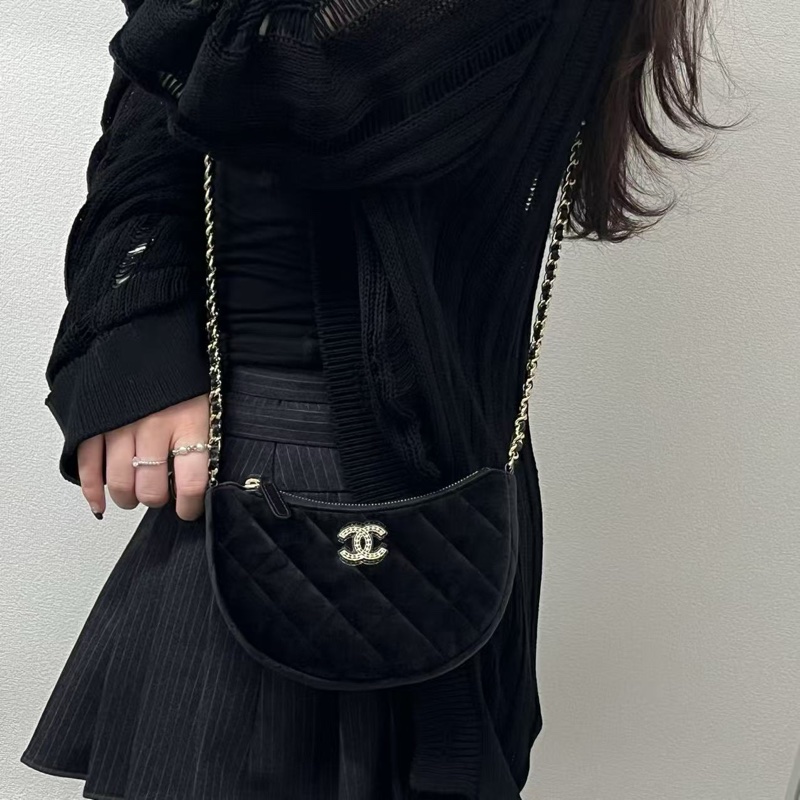 「JL精品代購」香奈兒黑金鑲鑽雙c菱格紋絲絨月牙鏈條包-2