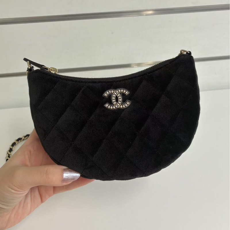 「JL精品代購」香奈兒黑金鑲鑽雙c菱格紋絲絨月牙鏈條包-4