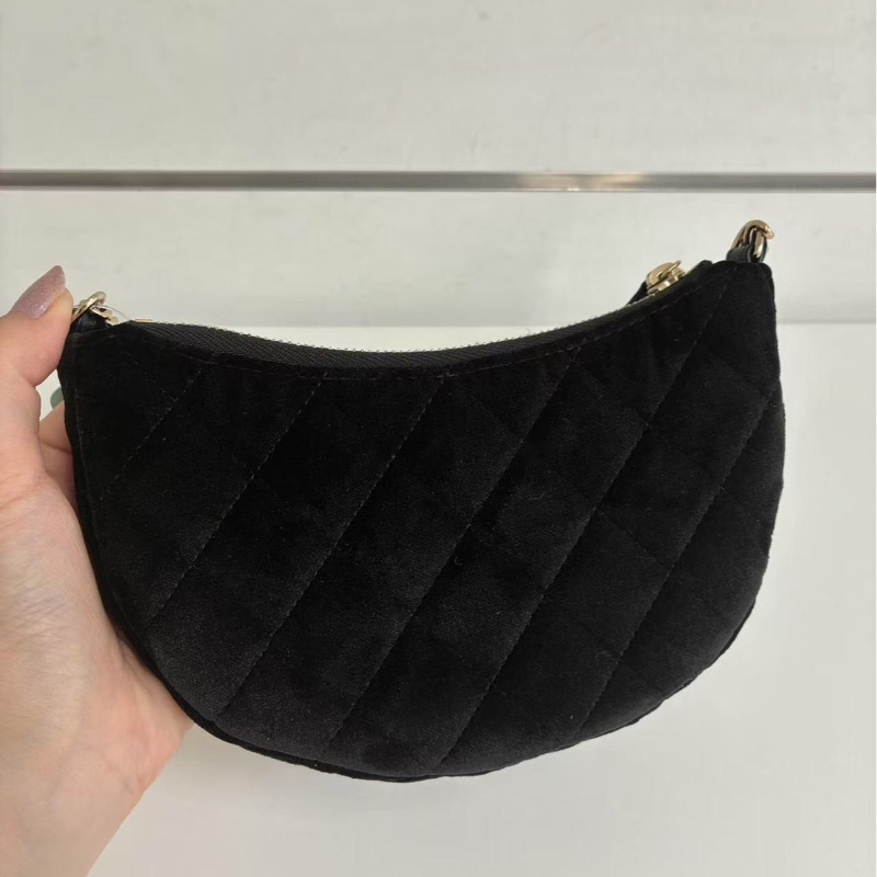 「JL精品代購」香奈兒黑金鑲鑽雙c菱格紋絲絨月牙鏈條包-6