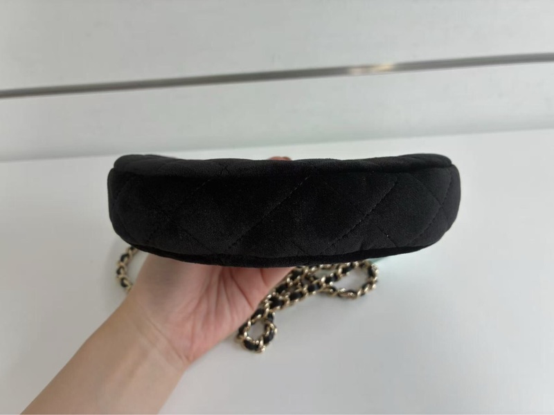 「JL精品代購」香奈兒黑金鑲鑽雙c菱格紋絲絨月牙鏈條包-8