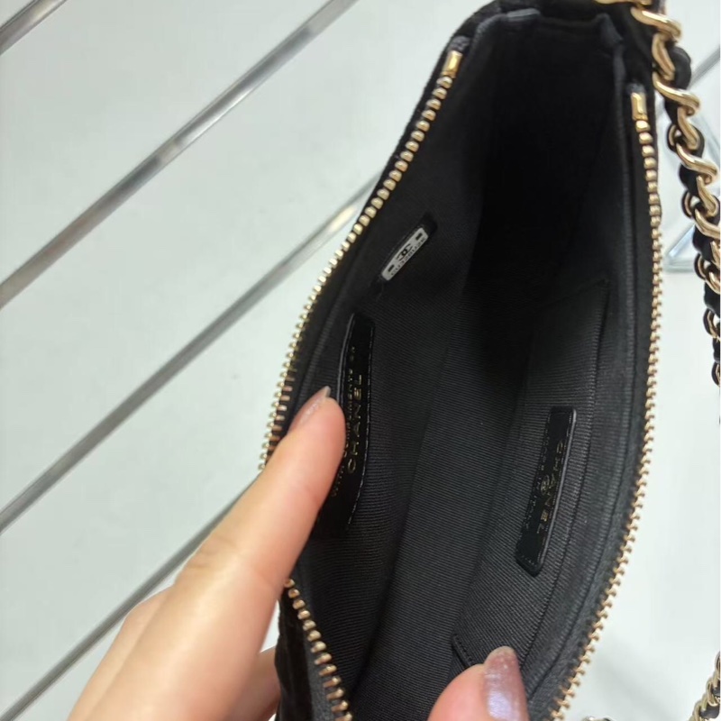 「JL精品代購」香奈兒黑金鑲鑽雙c菱格紋絲絨月牙鏈條包-10