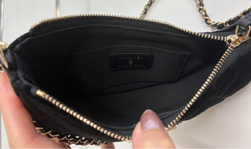 「JL精品代購」香奈兒黑金鑲鑽雙c菱格紋絲絨月牙鏈條包-12