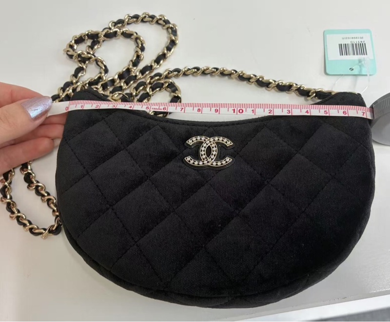 「JL精品代購」香奈兒黑金鑲鑽雙c菱格紋絲絨月牙鏈條包-13