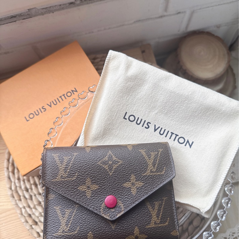 新Lv 經典老花 三摺短夾 LV VICTORINE M62472-5
