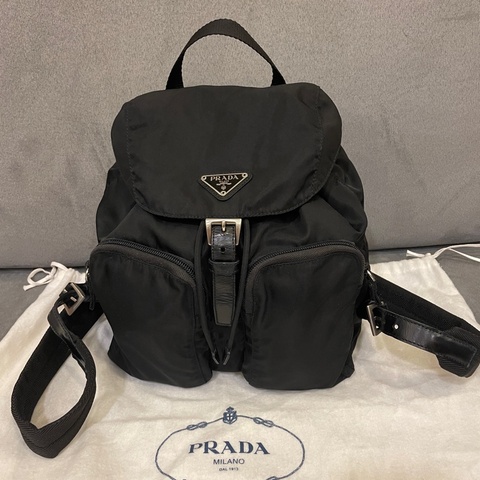 Prada 小號 Re-Nylon 系列 三角鐵牌 後背包